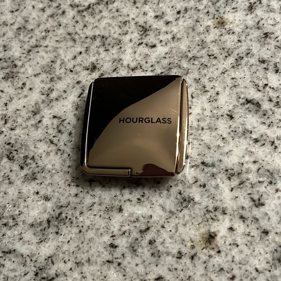 Hourglass
Ambient Lighting Blush Collection - Picture 1 of 3